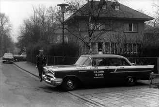 US military police in front of Soviet military mission in Frankfurt am Main