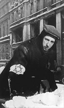 Jew in Warsaw Ghetto removes snow