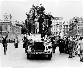 1945 - London celebrates end of war