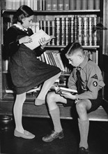 Third Reich - children reading books 1938