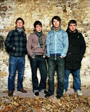 Die britische Rockband Arctic Monkeys (l-r Matt Helders, Jamie Cook...