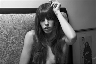 Das Foto der Schauspielerin Lou Doillon ist Teil des neuen Pirelli-Kalenders...