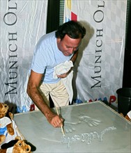 Julio Iglesias verewigt sich auf Münchner Walk of Stars