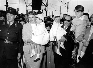 Ingrid BERGMAN, Roberto ROSSELLINI und ihre Kinder 1954