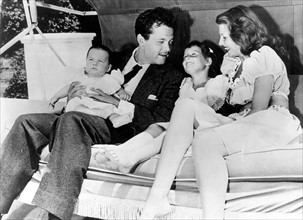 Orson WELLES und Rita HAYWORTH und ihren Kindern