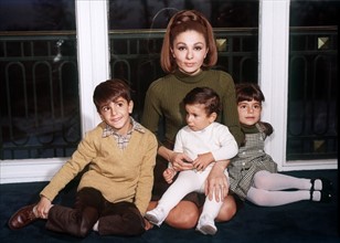 Kaiserin Farah Diba mit Kindern