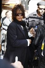 Whitney Houston vor ihrem Hotel in Hamburg