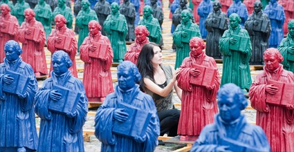 800 Luther-Figuren auf Markplatz von Wittenberg
