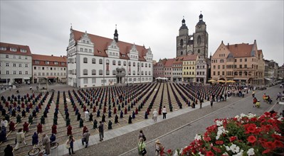800 Luther-Figuren auf Markplatz von Wittenberg