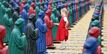 800 Luther-Figuren auf Markplatz von Wittenberg