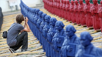 800 Luther-Figuren auf Markplatz von Wittenberg