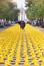 Foto: Henry H. Herrmann
Thema: 
10 000 Bären vor dem Brandenburger Tor und...