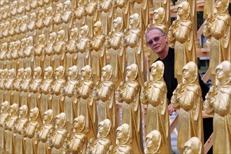 Kunstaktion mit 600 goldfarbenen Madonna-Figuren