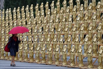 Art performance with 600 golden Madonnas