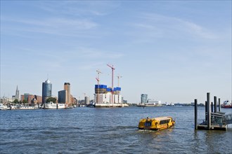 Blick auf die entstehende Elbphilharmonie im Hamburger Hafen