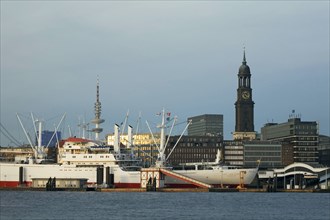Hamburger Hafen mit Hamburger MIchel und Fernsehturm, Port of Hamburg with St. Michaelis church and television tower