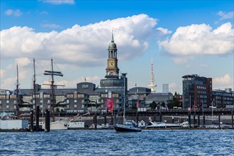 Blick auf den City Sporthafen und den Michel von Hamburg