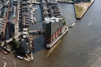 Stadtteil Speicherstadt mit Blick auf die Elbphilharmonie im Stadtgebiet in Hamburg, Deutschland