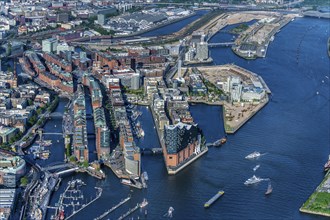 Konzerthaus Elbphilharmonie mit Speicherstadt in Hamburg