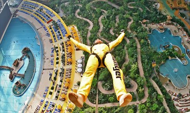 Base Jump im Tropical Islands
