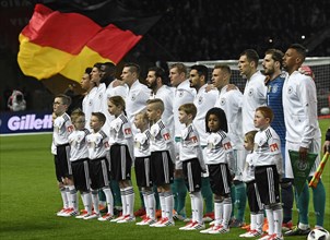 Die Deutsche Nationalmannschaft beim Singen der Hymne, Einlaufkinder, Fahne, 
Fussball