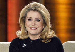 Schauspielerin Catherine Deneuve sitzt am Samstag (19.03.11) in Augsburg bei der