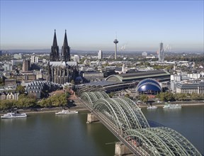 Blick von der Aussichtsplattform des Turms Triangle Köln auf die Innenstadt am Rhein mit Dom und