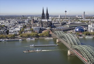 Blick von der Aussichtsplattform des Turms Triangle Köln auf die Innenstadt am Rhein mit Dom und