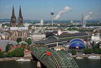Blick vom LVR-Turm auf Koeln am Rhein mit Hohenzollernbruecke, Museum Ludwig, Koelner Dom und