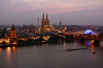 Blick über den Rhein auf das abendliche Köln mit dem Kölner Dom. Der Kölner Dom wurde 1996 von der