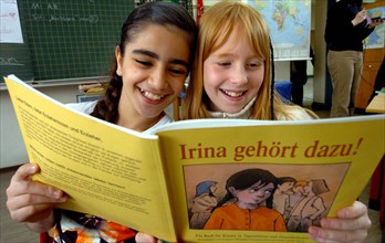 Die zehnjährige Jennifer Küke (r) liest mit ihrer gleichalten Mitschülerin der Klasse 4b der