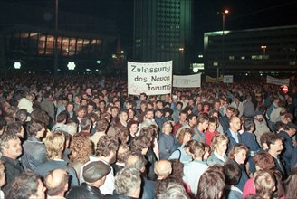 Leipzig: Montagsdemonstration auf dem Karl-Marx-Platz in Leipzig am 30.10.1989. | Verwendung
