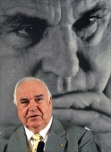 Der frühere Bundeskanzler Helmuth Kohl stellt am Mittwoch (02.11.2005) in Berlin vor einem Plakat