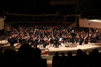 Daniel Barenboim und Michael Barenboim mit dem West-Eastern Divan Orchestra in der Philharmonie.