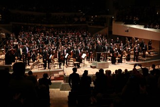 Daniel Barenboim und Michael Barenboim mit dem West-Eastern Divan Orchestra in der Philharmonie.