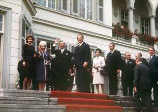 Der japanische Kaiser Hirohito (M) und seine Frau, Kaiserin Nagako (2.v.l.), am 13. Oktober 1971