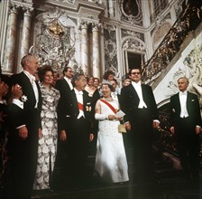 (l-r): Der Bonner Protokollchef Dr. Hans Schwarzmann, Frau Christl Koschnick, Kaiser Hirohito,