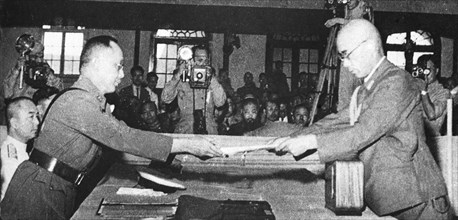 (160814) -- BEIJING, Aug. 14, 2016 () -- File photo taken on Sept. 9, 1945 shows He Yingqin (L),