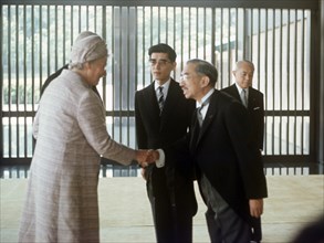 Bundespräsident Gustav Heinemann (verdeckt) und seine Gattin Hilda (l) werden bei ihrem Besuch in