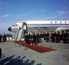 Bundespräsident Heinrich Lübke und seine Ehefrau Wilhelmine nach ihrer Ankunft in Haneda, dem