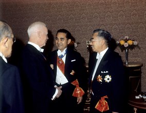 Bundespräsident Heinrich Lübke (2.vl) im Gespräch mit Kaiser Hirohito (r) und einem japanischen