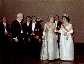 Bundespräsident Heinrich Lübke (2. vl), Kaiser Hirohito (4. vl), Gattin Wilhelmine Lübke und