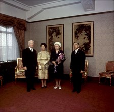 Bundespräsident Heinrich Lübke (l) und seine Ehefrau Wilhelmine (2. vr) nach ihrer Ankunft in Tokio