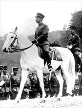 Der japanische Kaiser Hirohito in Uniform auf seinem Schimmel (undatierte Aufnahme). Seit 1921