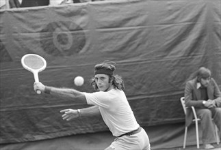 Der Argentinier Guillermo Vilas besiegt am 11. Mai 1975 beim Finale der Internationalen