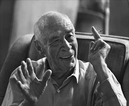 Henry Miller (1891-1980), amerikanischer Schriftsteller, während der Verfilmung seines Buches