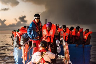 Etwa 380 Flüchtlinge in einem Holzboot und 130 Flüchtline in einem Gummiboot werden am 11.12.2016