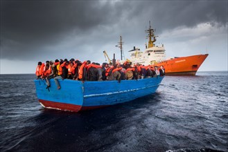 Etwa 380 Flüchtlinge in einem Holzboot und 130 Flüchtline in einem Gummiboot werden am 11.12.2016