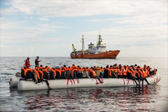 Etwa 130 Flüchtlinge werden am 11.12.2016 in internationalem Gewässer vor der libyschen Küste im
