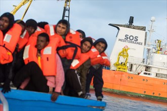 Etwa 380 Flüchtlinge in einem Holzboot und 130 Flüchtline in einem Gummiboot werden am 11.12.2016
